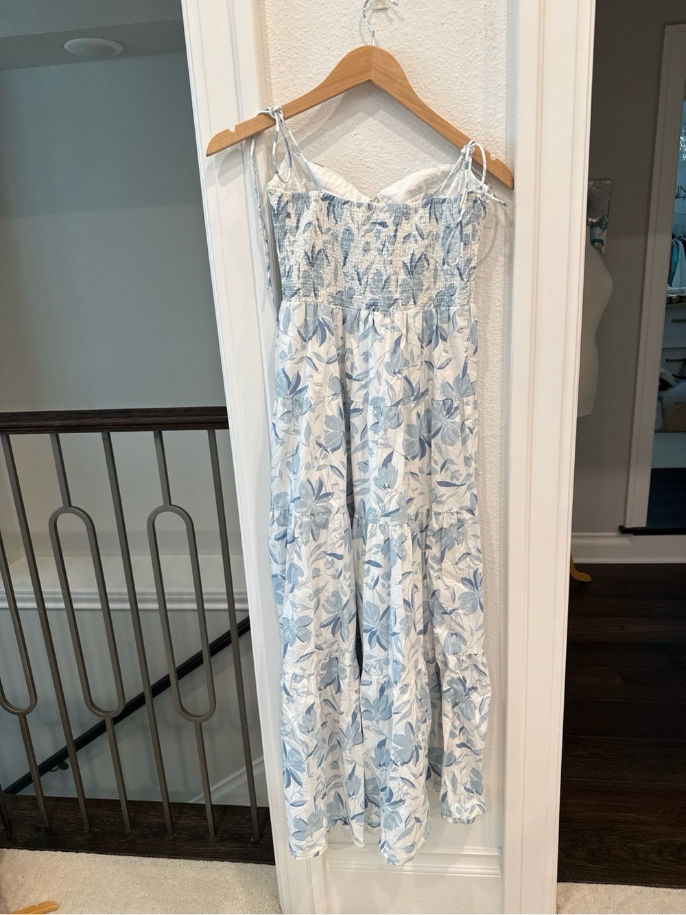 WAYF Blue Floral Tie Strap Smocked Bustier Tiered Midi Dress M - Picture 4 of 4